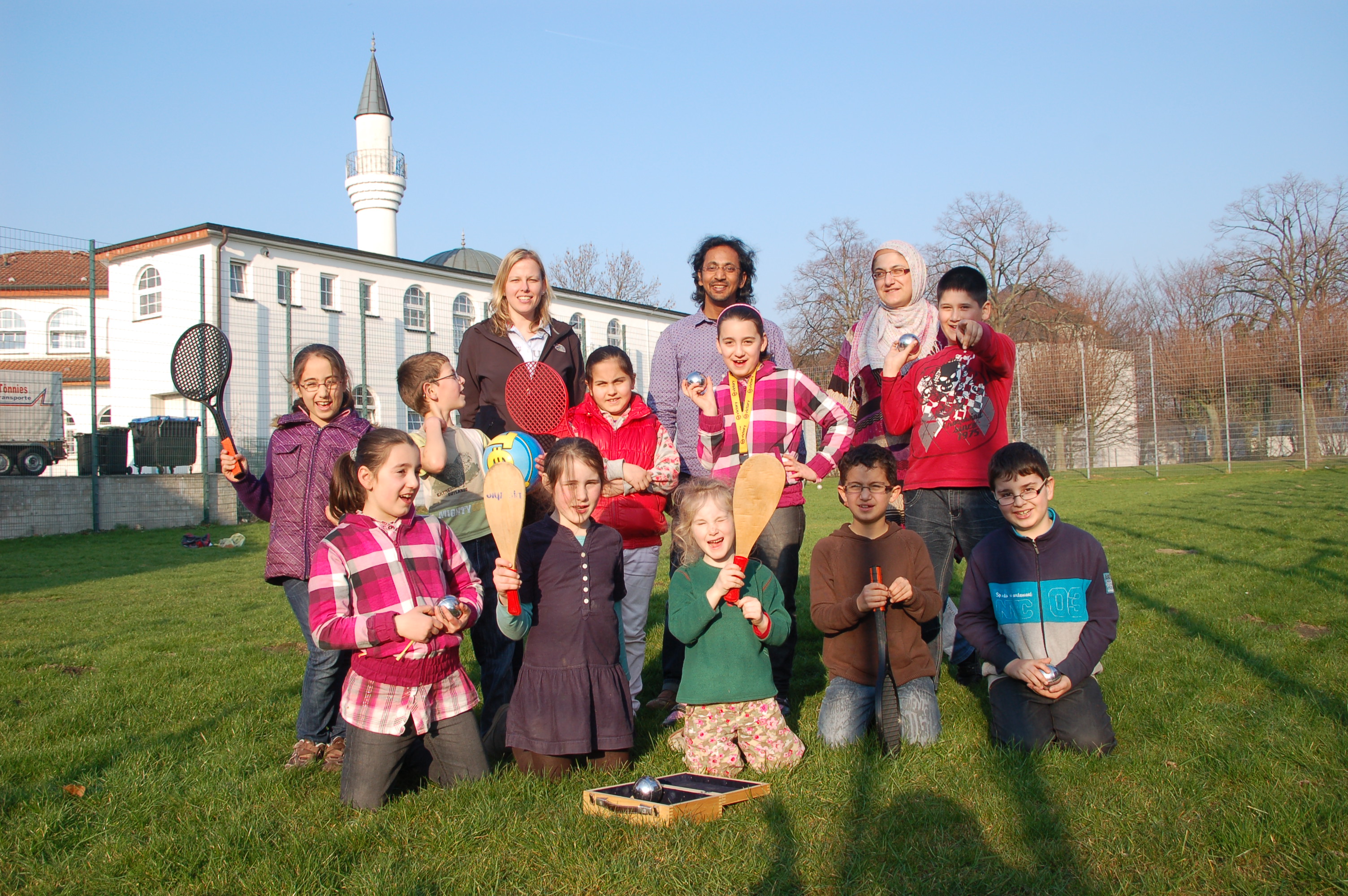 Gruppenfoto am Bolzplatz vor der Moschee